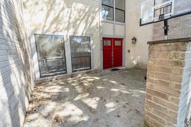 property entrance featuring stucco siding