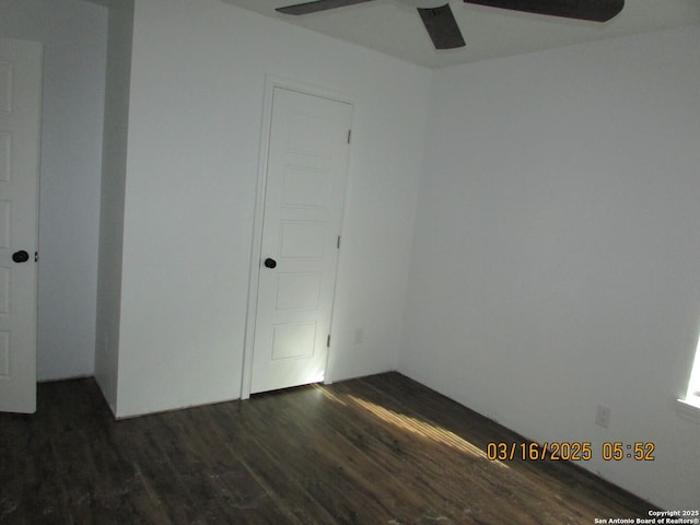 unfurnished room with dark wood-style flooring and ceiling fan