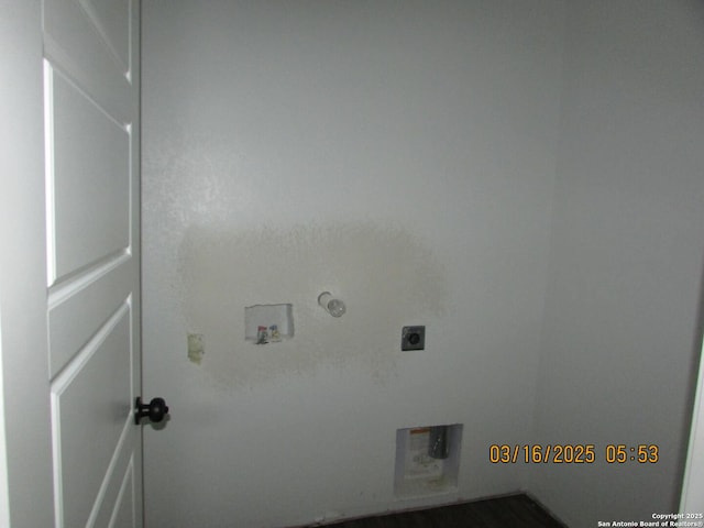 laundry area featuring hookup for a washing machine, gas dryer hookup, hookup for an electric dryer, and laundry area