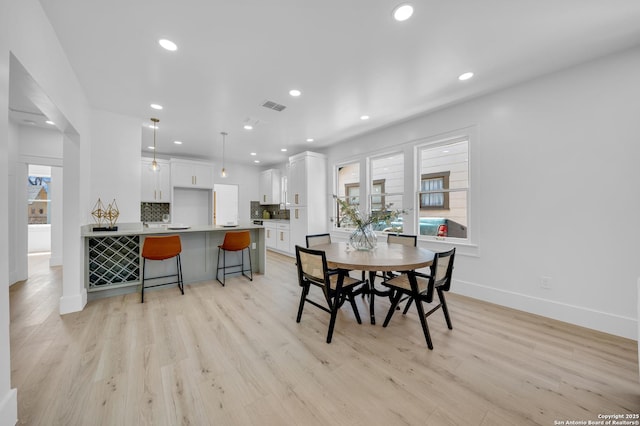 dining area featuring baseboards, recessed lighting, visible vents, and light wood-type flooring