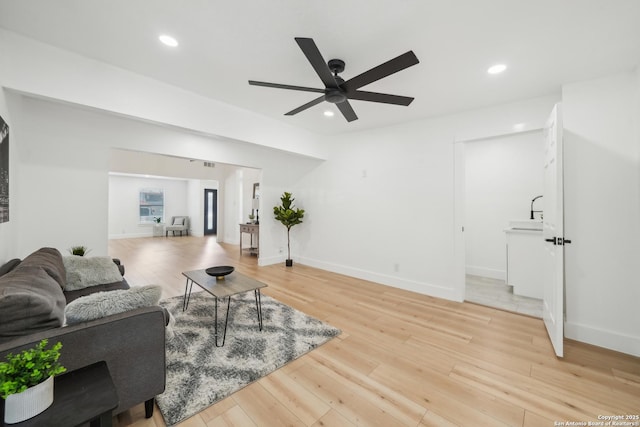 living room featuring recessed lighting, light wood-style floors, and ceiling fan