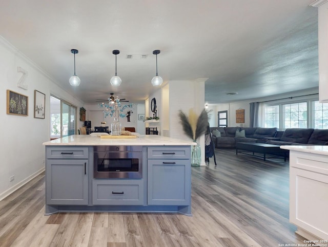 kitchen featuring visible vents, open floor plan, a wealth of natural light, and gray cabinetry