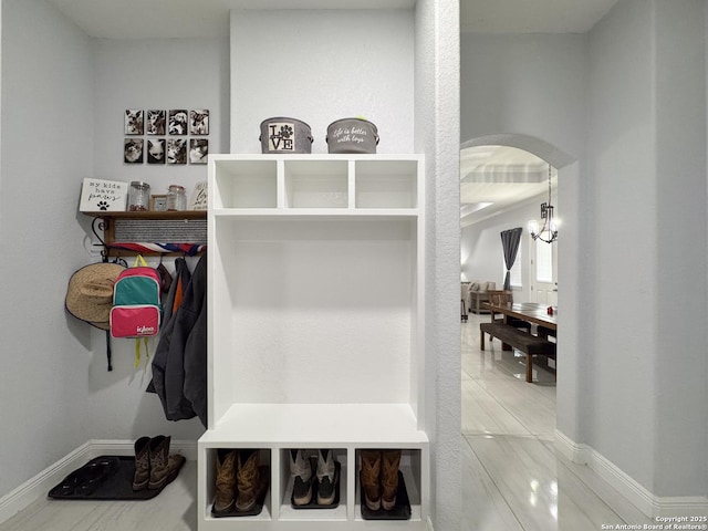 mudroom featuring baseboards and arched walkways