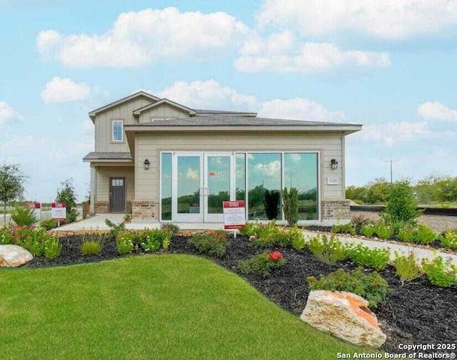 5718 Agate Cir, San Antonio, TX 78222 - rear view of house with a lawn
