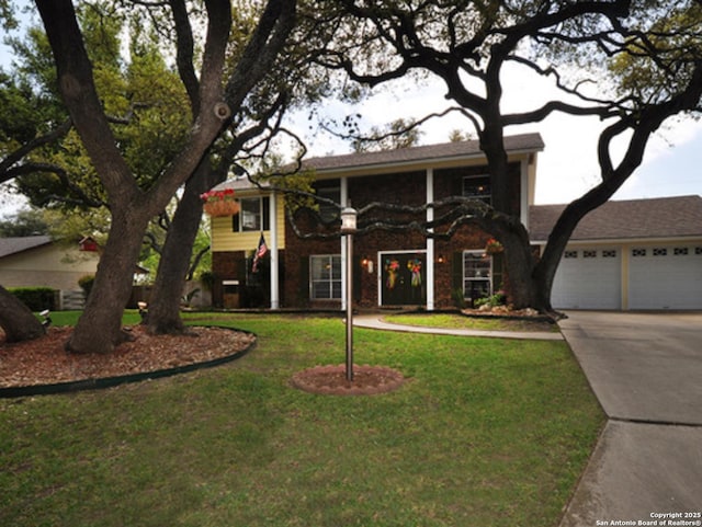view of front of property with a front lawn, an attached garage, and driveway