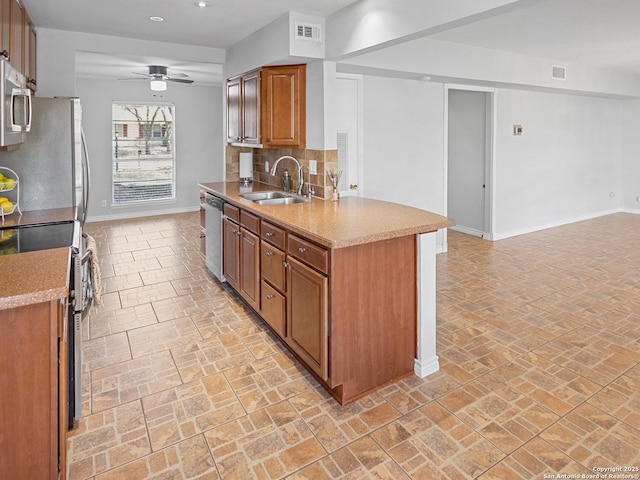 kitchen with visible vents, baseboards, stainless steel appliances, a ceiling fan, and a sink