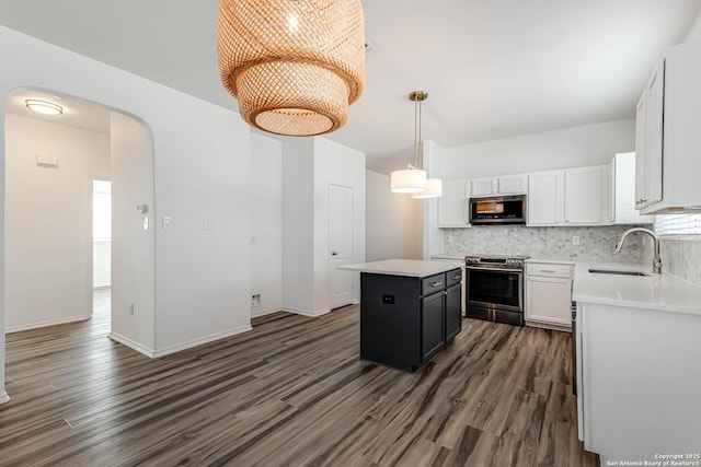 7519 Paraiso Hvn, Boerne, TX 78015 - kitchen with a sink, a kitchen island, backsplash, stainless steel appliances, and light countertops