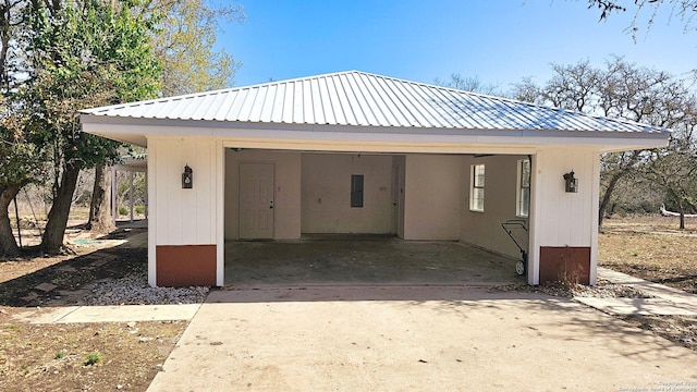 view of detached garage