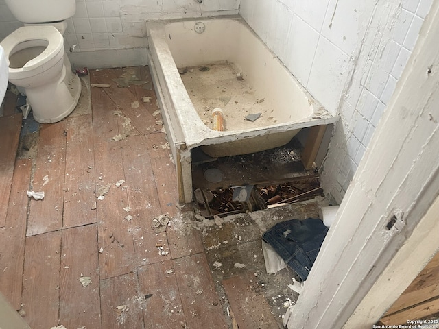 108 Ripford, San Antonio, TX 78204 - full bath featuring toilet, a tub to relax in, and wood-type flooring