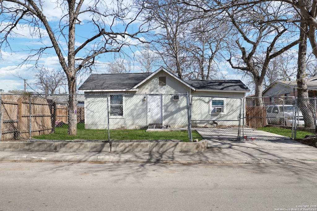 view of front facade featuring a gate, driveway, and fence