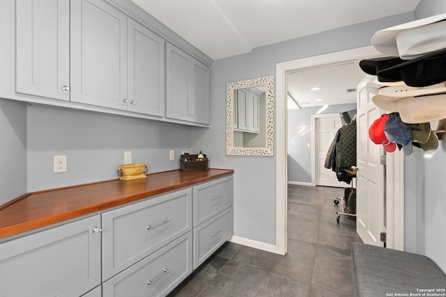 washroom featuring baseboards