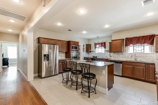 2106 W Gramercy Pl, San Antonio, TX 78201 - kitchen with visible vents, stainless steel appliances, a kitchen bar, and a sink
