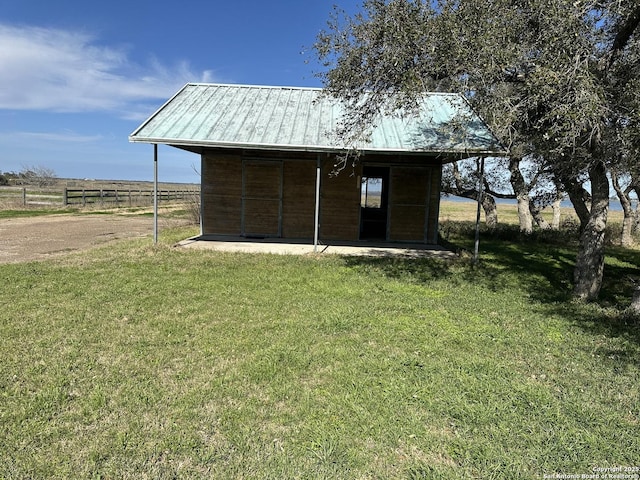 view of outdoor structure with an outbuilding and driveway