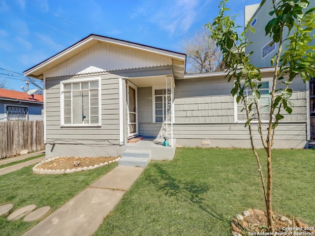 view of front of property featuring crawl space, a front yard, and fence