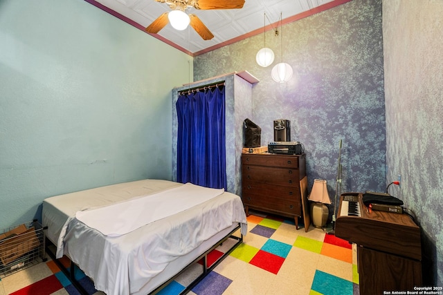 1651 W Woodlawn, San Antonio, TX 78201 - bedroom with a ceiling fan and wallpapered walls