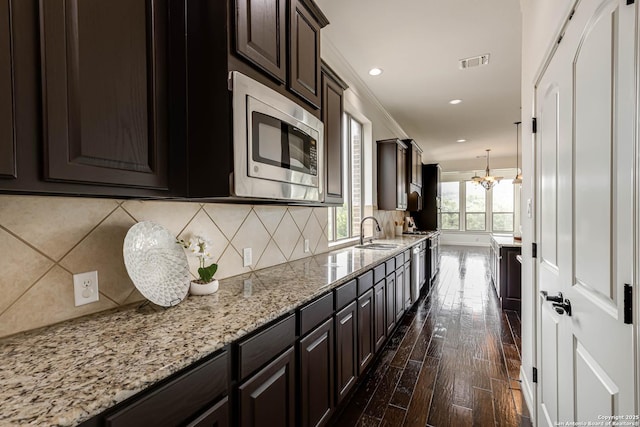 kitchen with visible vents, dark wood-style floors, a chandelier, a sink, and appliances with stainless steel finishes