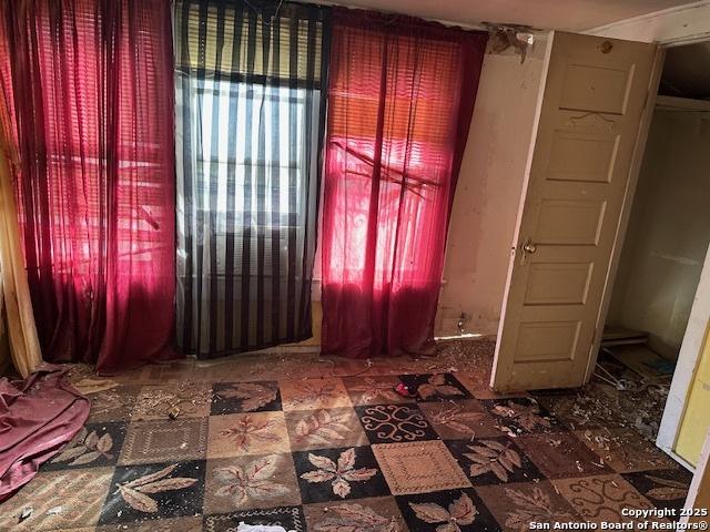 632 Canton, San Antonio, TX 78202 - unfurnished room featuring tile patterned floors