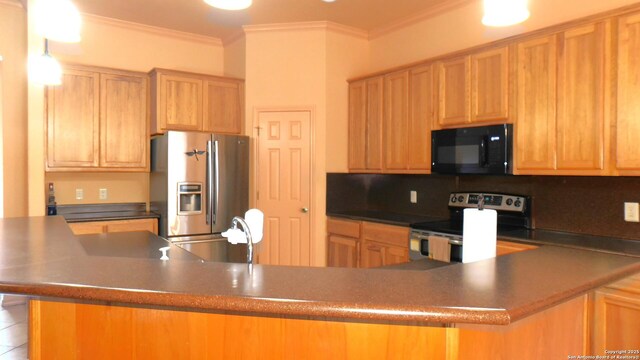 kitchen with stainless steel appliances, backsplash, dark countertops, crown molding, and a peninsula