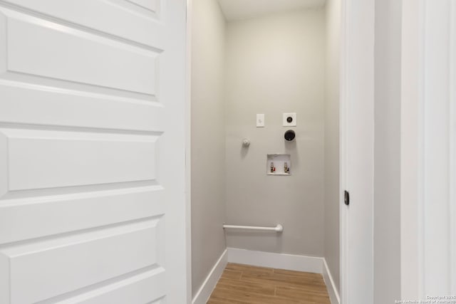295 S E Ave, New Braunfels, TX 78130 - washroom featuring hookup for an electric dryer, hookup for a washing machine, light wood-style flooring, baseboards, and hookup for a gas dryer