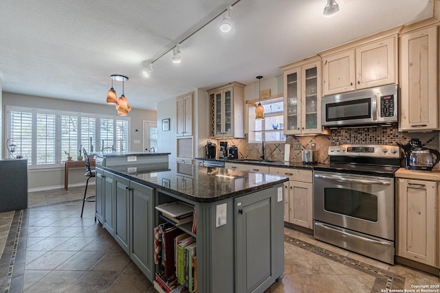 191 Campfire Cir, Fredericksburg, TX 78624 - kitchen with hanging light fixtures, a kitchen island, stainless steel appliances, and tasteful backsplash