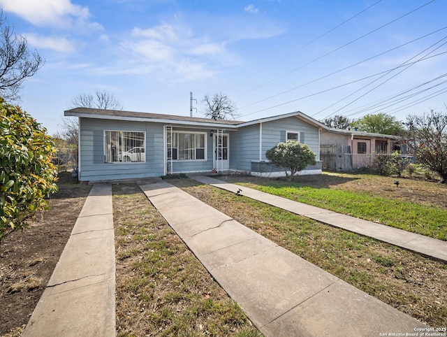 view of front of property featuring fence and a front lawn