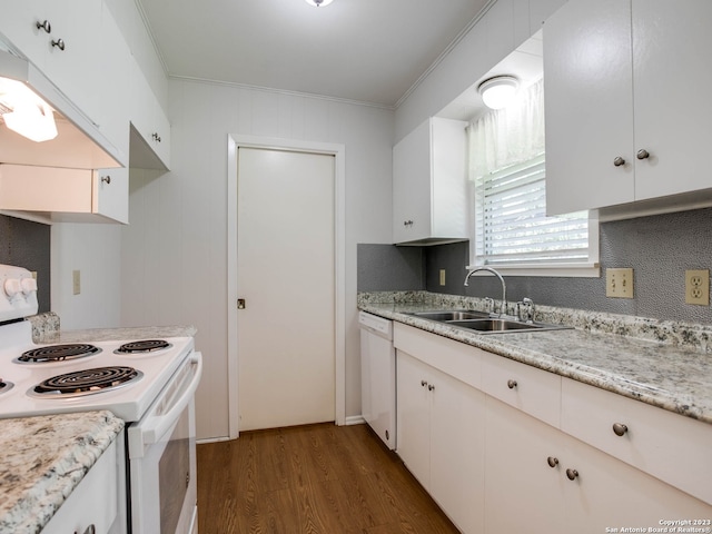 kitchen featuring wood finished floors, white appliances, under cabinet range hood, a sink, and crown molding