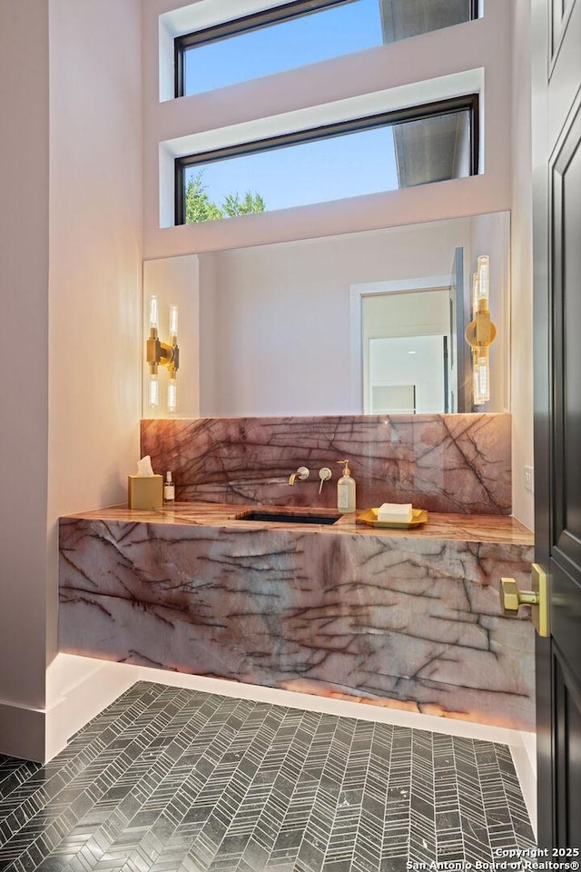 bathroom featuring a sink