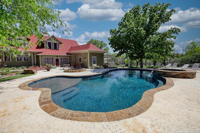 view of swimming pool featuring a pool with connected hot tub and a patio area