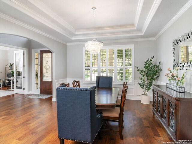 922 Split Fairway, San Antonio, TX 78260 - dining space with wood finished floors, arched walkways, a raised ceiling, and a chandelier