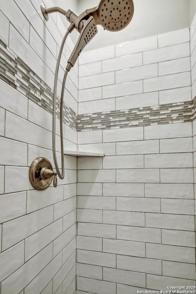 1609 Havenwood, New Braunfels, TX 78132 - details featuring tiled shower