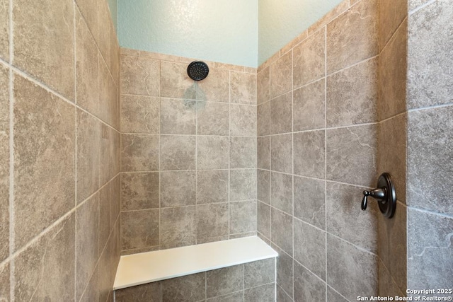 bathroom featuring a tile shower