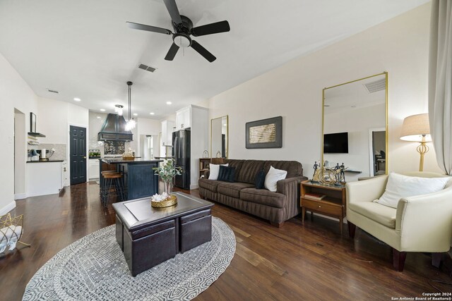 living room featuring dark wood-style flooring, visible vents, recessed lighting, and a ceiling fan