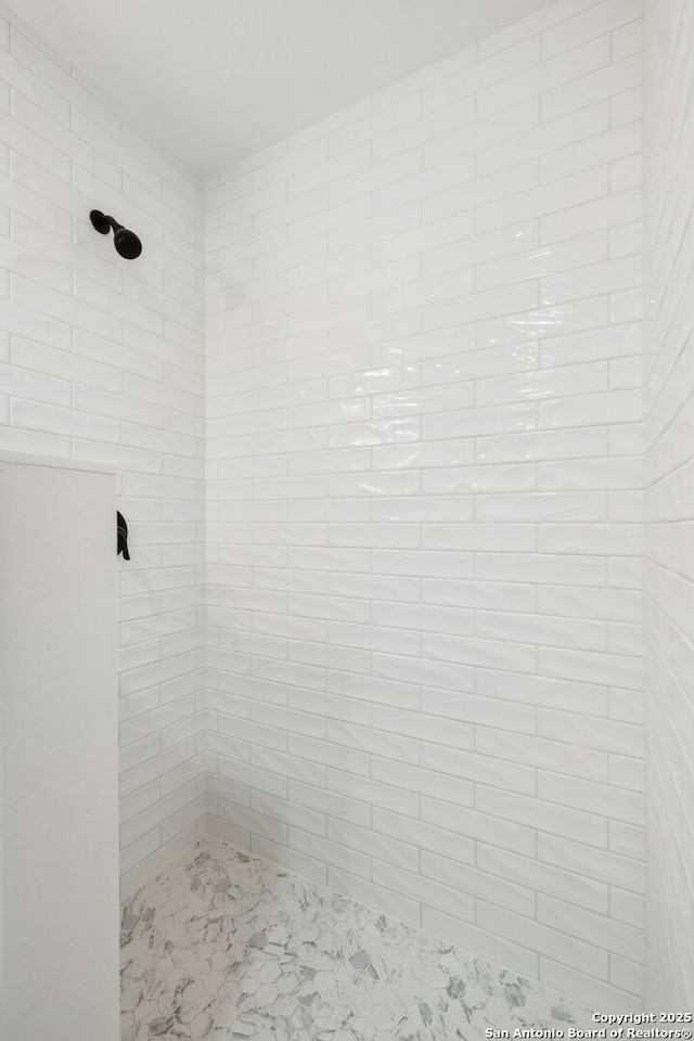 full bathroom featuring tiled shower