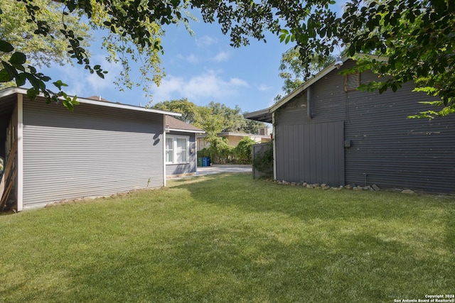 view of yard with an outbuilding