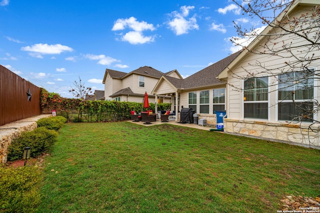 view of yard with fence, outdoor lounge area, and a patio area