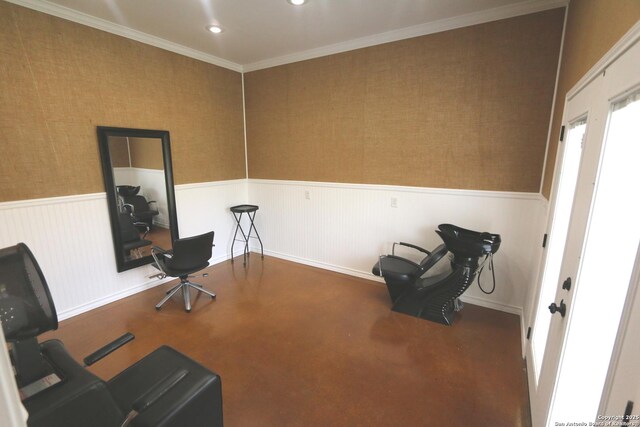 sitting room featuring recessed lighting, baseboards, ornamental molding, and a wainscoted wall