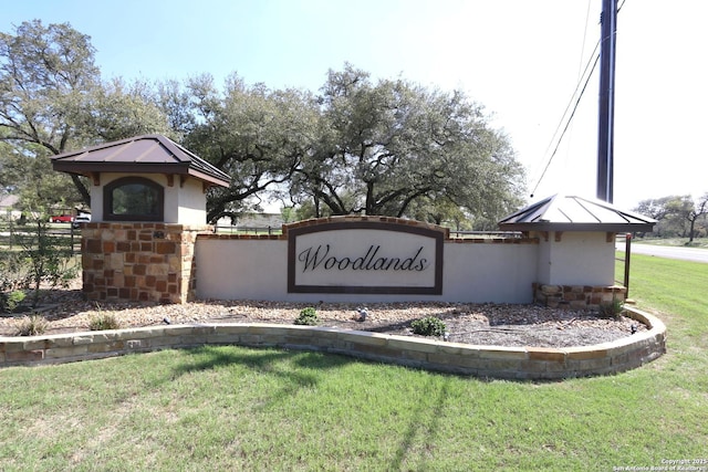 community sign with a yard