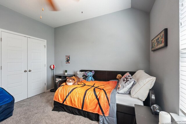bedroom featuring carpet floors, a closet, lofted ceiling, and ceiling fan