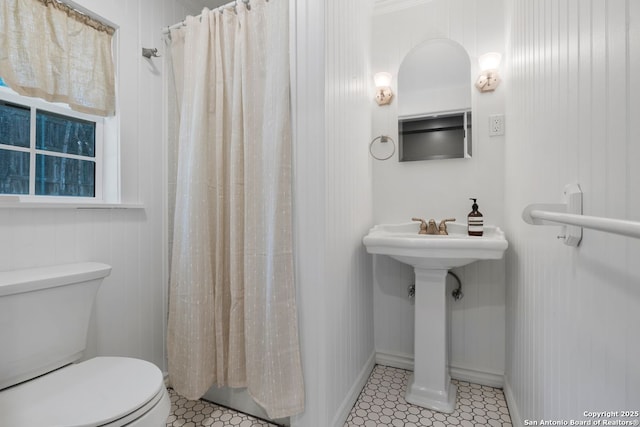 112 Coventry Ln, Terrell Hills, TX 78209 - bathroom featuring a sink, toilet, tile patterned flooring, and a shower with shower curtain