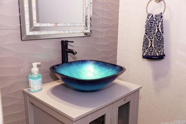 bathroom with backsplash and vanity