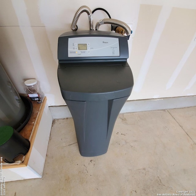 8062 Halo Cir, San Antonio, TX 78252 - room details featuring concrete floors