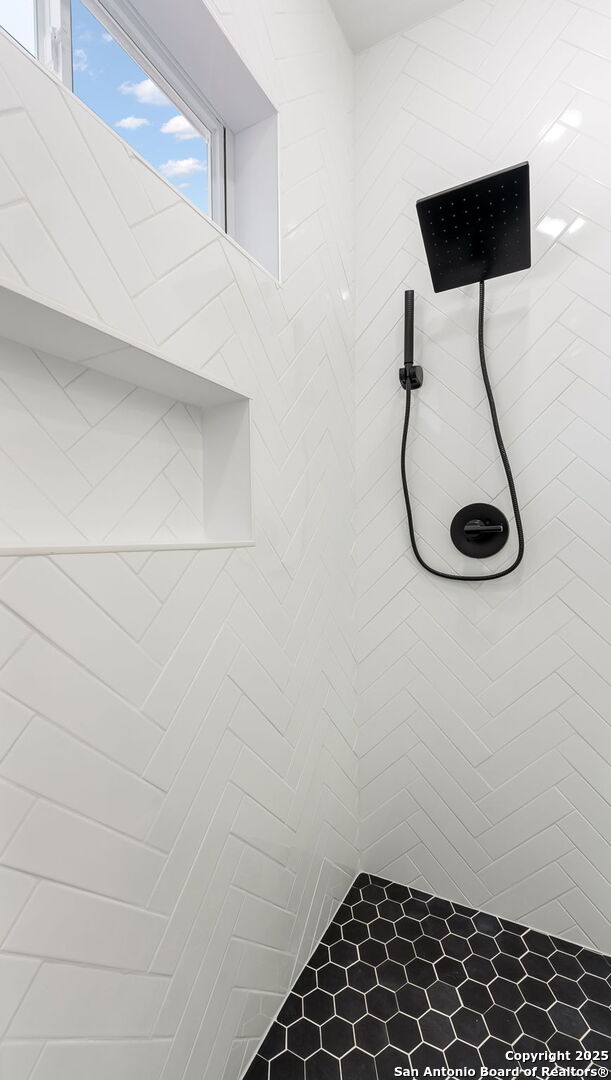 bathroom featuring a tile shower