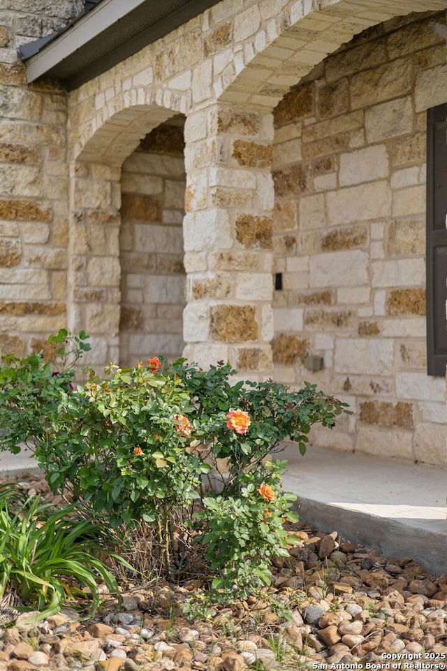 13850 Cohan Way, San Antonio, TX 78253 - exterior details featuring stone siding and arched walkways