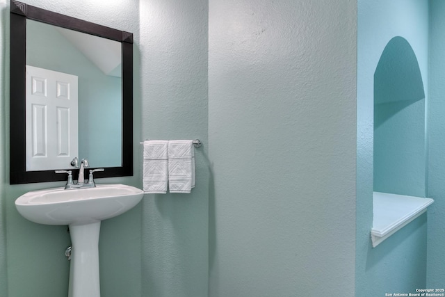 7609 Highland Park, San Antonio, TX 78250 - bathroom featuring a textured wall