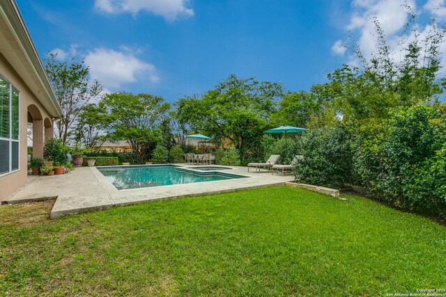93 Bristol Grn, San Antonio, TX 78209 - view of swimming pool featuring a yard, a patio area, and a pool with connected hot tub