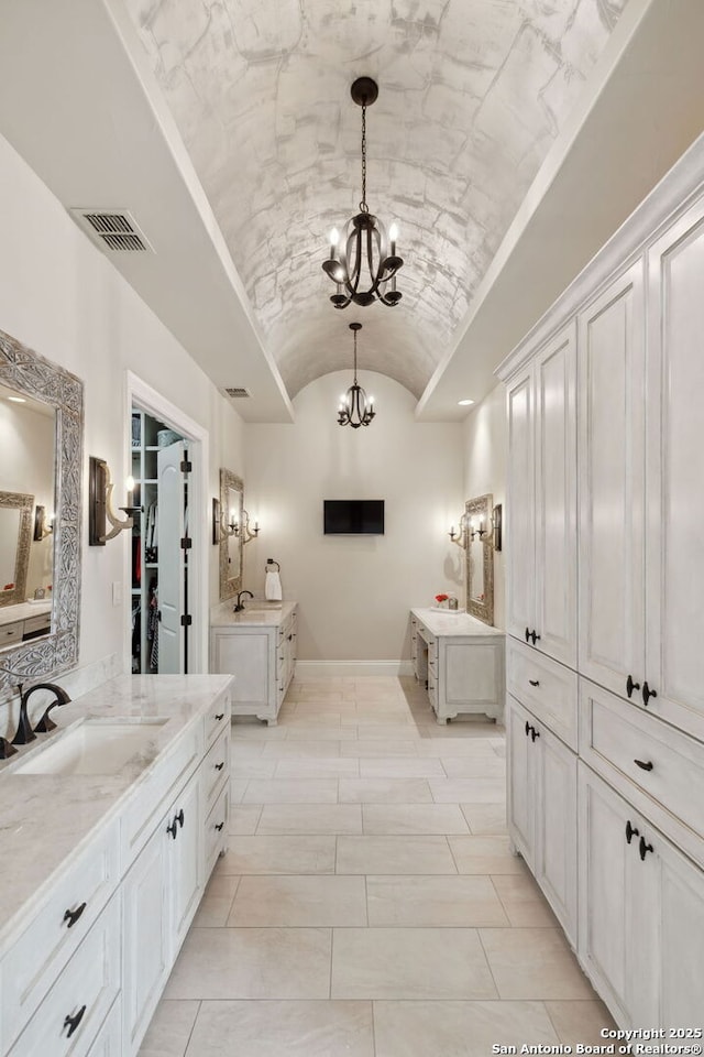 3919 El Chamizal, San Antonio, TX 78261 - full bathroom with vaulted ceiling, a notable chandelier, a sink, baseboards, and visible vents