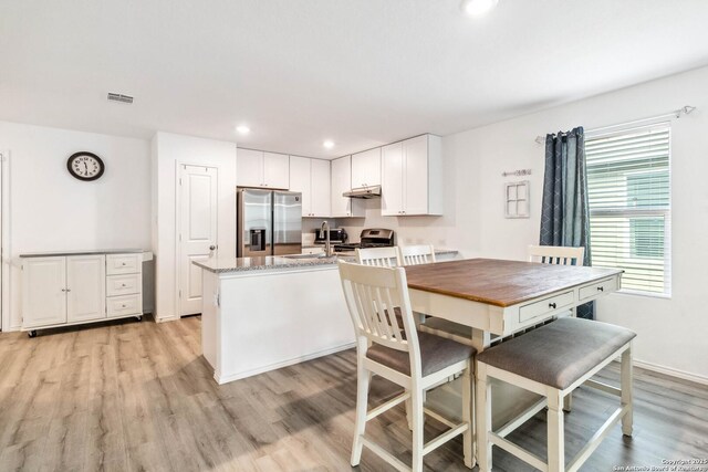 dining area featuring visible vents, recessed lighting, and light wood-type flooring