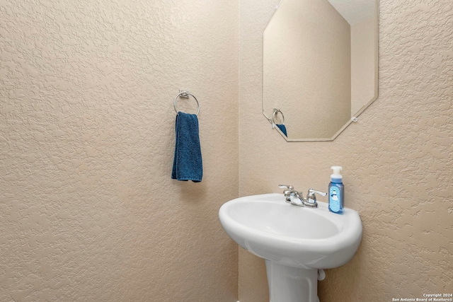 11331 Phoebe Lace, San Antonio, TX 78253 - bathroom featuring a sink and a textured wall