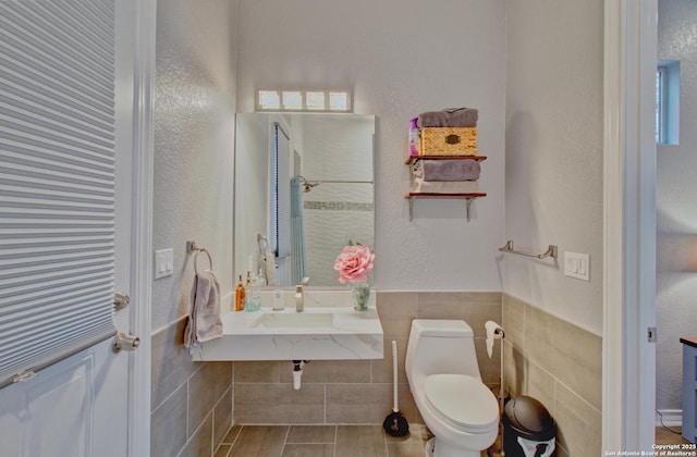 2110 Winding Vw, San Antonio, TX 78260 - full bath with a wainscoted wall, tile walls, toilet, a shower, and a textured wall