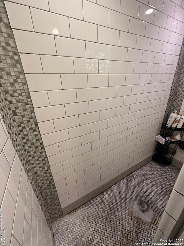 3401 Sugarhill, San Antonio, TX 78230 - bathroom featuring tiled shower